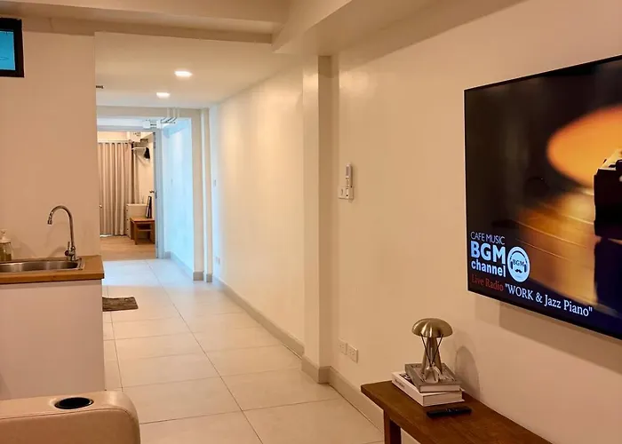 2 Bed & 2 Bath Suite, 2nd Floor Apartment *